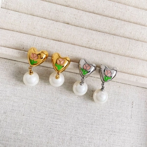Boucles d'oreilles cœur vintage en acier inoxydable avec fleurs roses et perles blanches