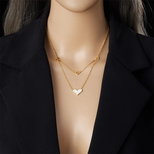 Collier double rang en acier inoxydable doré avec pendentifs cœurs en nacre pour femme