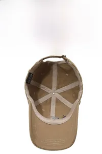 Dettaglio interno del cappellino vintage in cotone con fascia antisudore e cinturino