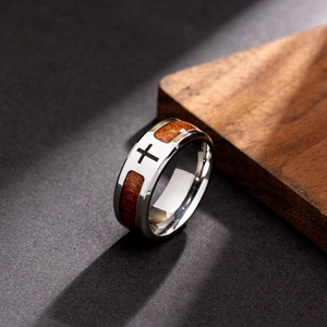Detail van levensboom ring met houtinleg en zwart kruis op gepolijst roestvrij staal