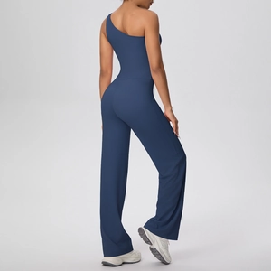 Détail d'une combinaison de yoga bleu marine à une épaule avec jambe large et tissu stretch
