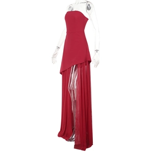Vue détaillée de la robe bustier rouge avec couches asymétriques et jupe en tulle fendue