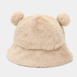 Détail d'un chapeau cloche en fausse fourrure de lapin avec des oreilles d'ours
