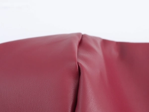 Vue macro détaillée de la texture du similicuir rouge et de la souplesse du matériau