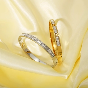 Bracelets élégants en acier inoxydable avec zircons taille baguette en or et argent