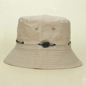 Détail d'un chapeau bob kaki avec œillets métalliques et cordon de serrage sport