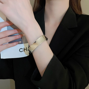 Poliertes vergoldetes breites Armband mit minimalistischem Metallwirbel und glattem Spiegel-Finish