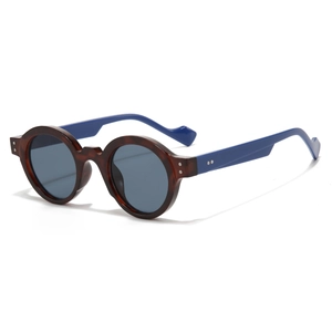 Gafas de sol redondas vintage con montura de carey y patillas en azul de contraste