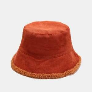 Dettaglio cappello pescatore in velluto a coste arancio ruggine con bordo in pile
