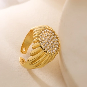 Luxurious 18K gold-plated heart ring with pavé-set zircon on a natural stone base