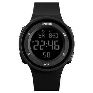 Vue détaillée de la montre de sport noire avec étanchéité 5 ATM et écran numérique
