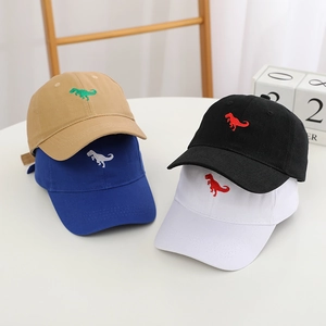 Détail de quatre casquettes de baseball enfant avec broderie dinosaure en plusieurs coloris