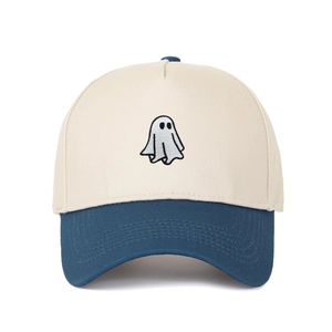 Detailaufnahme der Gespenst-Stickerei auf einer beige-blauen zweifarbigen Baseballkappe
