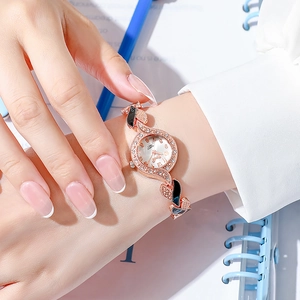 Dettaglio dell'orologio al quarzo oro rosa con strass e accenti in ceramica nera