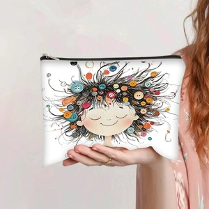 Gros plan d'une trousse de maquillage en toile avec illustration de fille aux boutons