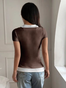 Vue de dos d'un t-shirt marron à manches courtes style Y2K avec look double épaisseur