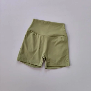 Gros plan détaillé du short de yoga vert olive à taille haute avec poches et coutures plates