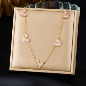 Collana in acciaio inossidabile dorato con cinque pendenti a farfalla rosa sfumati