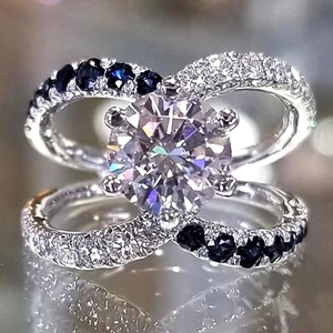 Anillo elegante de circonita de seis garras con banda cruzada y piedras azules y blancas
