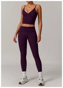 Détail de l'ensemble de yoga prune avec brassière col V et legging de sport extensible