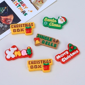 Flache Darstellung bunter Weihnachts-Harzanhänger für DIY-Haarspangen und Schuhdeko