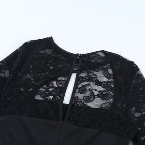 Détail de la dentelle et du col goutte d'eau sur la robe noire moulante courte