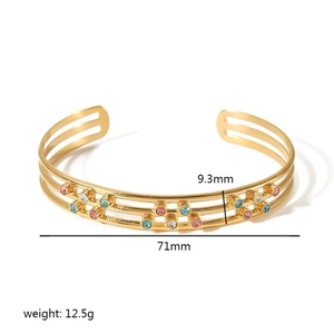 Vista dettagliata del bracciale aperto in oro 18K con cristalli colorati e misure