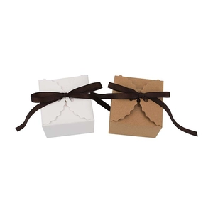 Boîte cadeau européenne en papier kraft ondulé avec ruban marron en deux tons