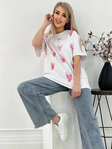 Oversize λευκό βαμβακερό T-shirt με ροζ σχέδιο καρδιάς και φαρδύ γαλάζιο τζιν παντελόνι