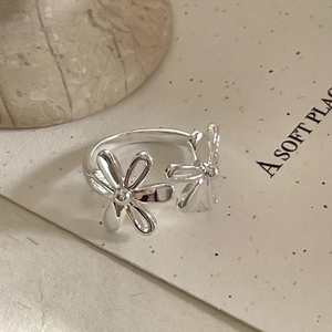 Minimalist 925 sterling silver daisy open ring featuring double flower design on stone