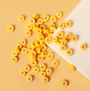 Gros plan de perles de tournesol en pâte polymère jaune pour bijoux DIY