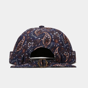 Détail de la sangle arrière réglable et de la boucle en laiton du bonnet paisley
