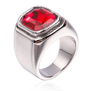 Herrenring aus Titanstahl mit einem quadratisch geschliffenen roten Edelstein-Inlay