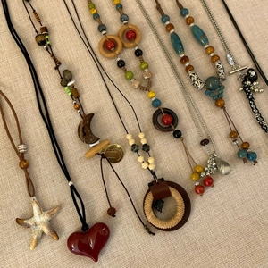 Boho-Halsketten-Set mit Seestern-Anhängern, Holzringen und bunten Perlen im Retro-Stil