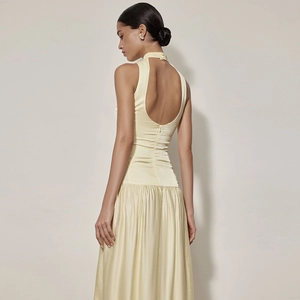 Détail de la robe maxi en satin dos nu jaune montrant la fermeture éclair invisible