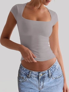 T-shirt de yoga gris moulant à col carré pour femme porté par un mannequin