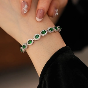 Détail d'un bracelet vintage en argent avec zircon vert ovale et cristaux micro-pave