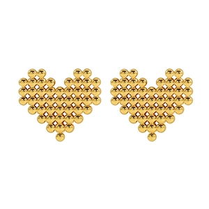Gros plan sur des boucles d'oreilles cœur pixel doré avec structure à billes creuses