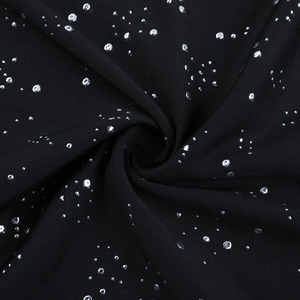 Détail du tissu noir de robe de soirée avec paillettes argentées et texture douce