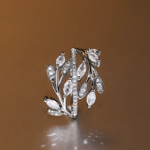 Detalle de anillo de hoja plateada con circonitas de corte marquesa y pavé brillante