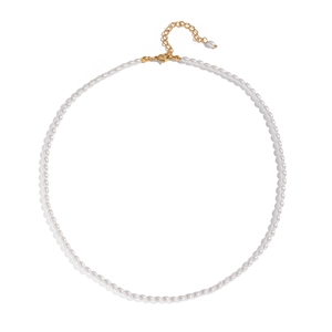 Collana di perle vintage francese fatta a mano con chiusura dorata su sfondo bianco