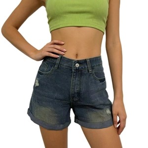 Dettaglio di pantaloncini di jeans a vita alta con trama usurata e orli risvoltati