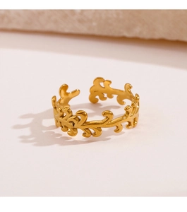 Vue détaillée d'une bague ajustable plaquée or 18 carats avec motifs de feuilles
