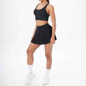 Détail de la jupe de sport plissée noire et de l'ensemble gilet pour tennis et course