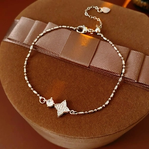 Vue détaillée d'un bracelet étoile en argent avec zircons sur un coffret en velours