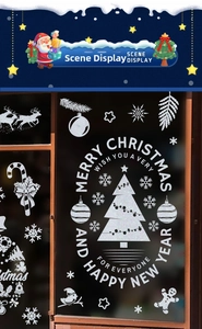 Détail d'autocollants de Noël blancs avec sapin et renne sur une vitre en verre