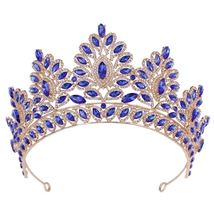 Tiara nuziale barocca dorata con eleganti pietre marquise blu e strass brillanti e lucidi