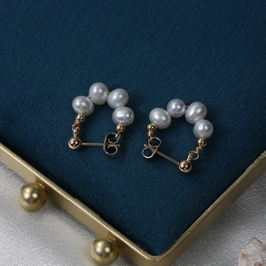 Eleganti orecchini a U in perle d'acqua dolce con perni in argento S925 dorato su vassoio