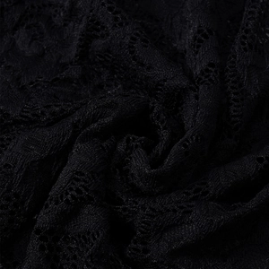Detailaufnahme von filigraner schwarzer Blumenspitze mit edlen Hohlmustern und Stickerei