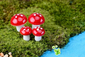 Set di funghi rossi in miniatura su muschio per decorazione di micro paesaggi